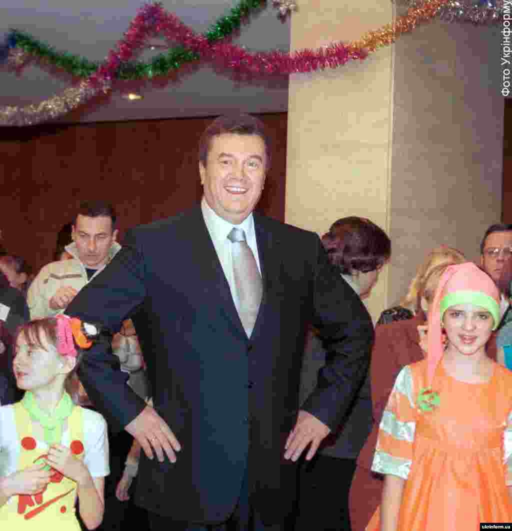 At a children's Christmas festival in 2001