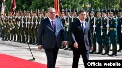 Tajik President Emomali Rahmon (left) meets his Kyrgyz counterpart Sadyr Japarov in Dushanbe on June 29.