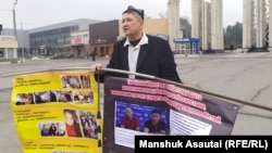 An Almaty resident protests in an effort to convince Kazakh authorities to help relatives detained in China’s western Xinjiang Uyghur Autonomous Region. (file photo)