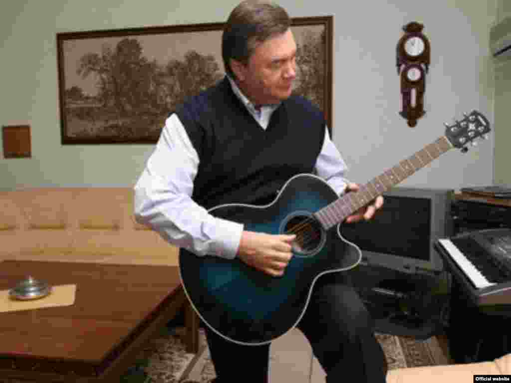 Playing a guitar at home in Novy Petrovtsy (courtesy yanukovych.com.ua)