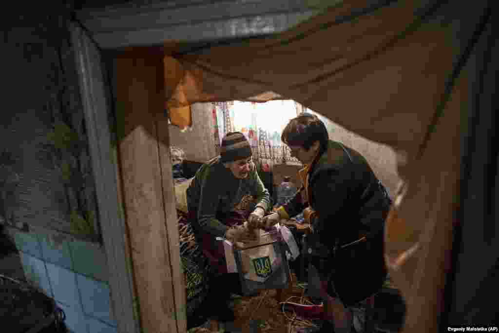 An elderly woman casts her ballot at home in Maryinka, eastern Ukraine.&nbsp;(AP/Evgeniy Maloletka)