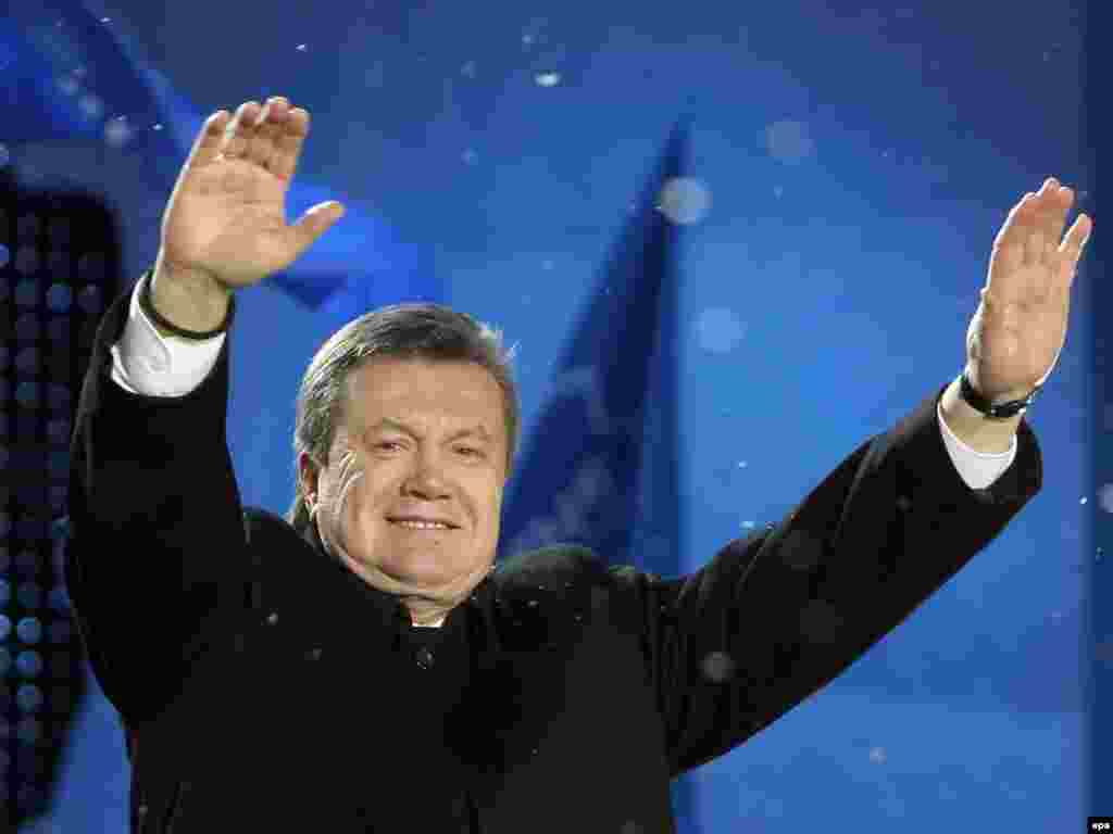 Welcoming his supporters during a rally at St. Sophia Square in Kyiv in 2007.