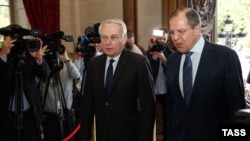 French Foreign Minister Jean-Marc Ayrault (left) and Russian Foreign Minister Sergei Lavrov (file photo)