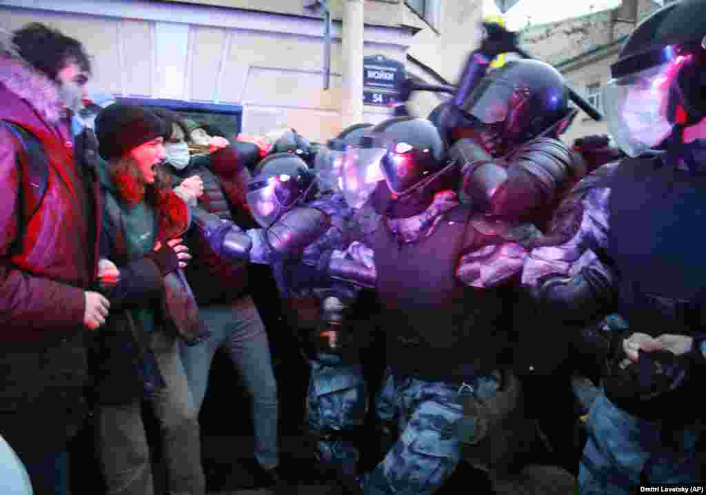 Demonstrators clash with police in St. Petersburg, where more than 800 participants were reported to be detained.&nbsp;