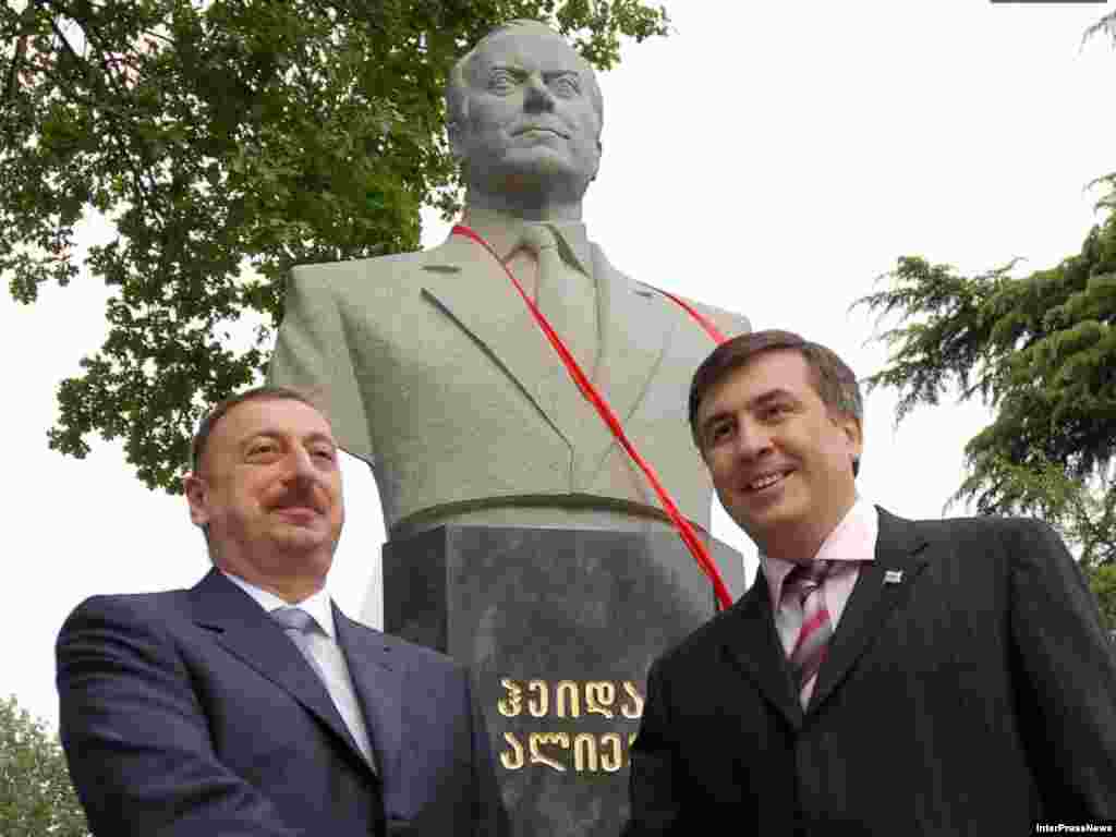 Azerbaijani President Ilham Aliyev (left) and Georgian President Mikhail Saakashvili (right) in front of the Heydar Aliyev statue in Tbilisi.&nbsp;