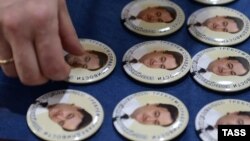 Pins bearing portraits of Sergei Magnitsky (file photo)