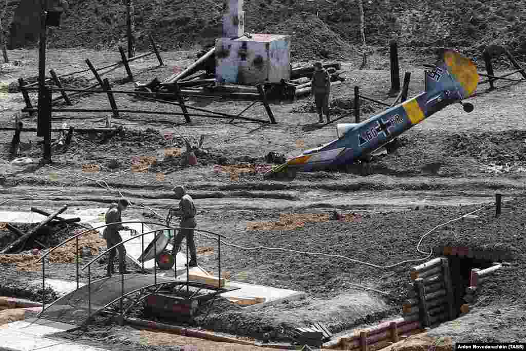 A replica of a crashed German Luftwaffe fighter plane on the grounds of the cathedral. A depiction of the 1941 battle for Moscow is being made near the cathedral&#39;s main entrance.&nbsp;