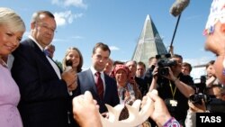 Russia's President Dmitry Medvedev (center) with his Estonian counterpart Toomas Hendrik Ilves at the Fifth World Congress of Finno-Ugric People in Khanty-Mansiisk