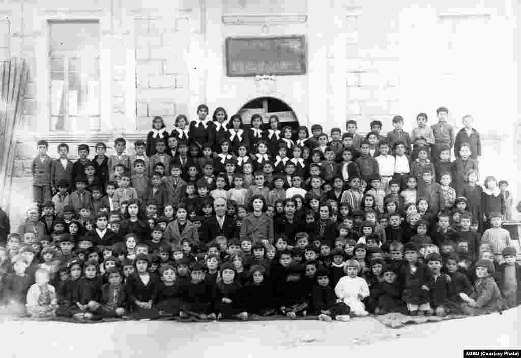 Pupils from the Armenian school in Aleppo&#39;s Nor Klugh neighborhood (1937-38)