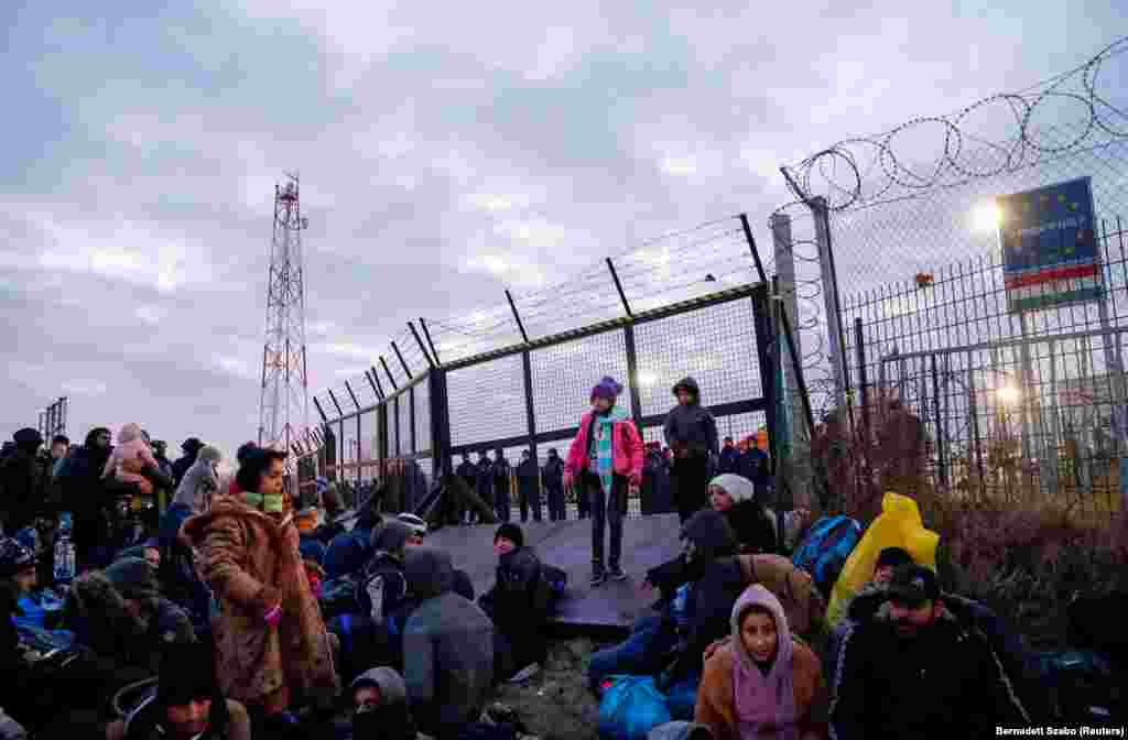 The group of protesting migrants includes many children.