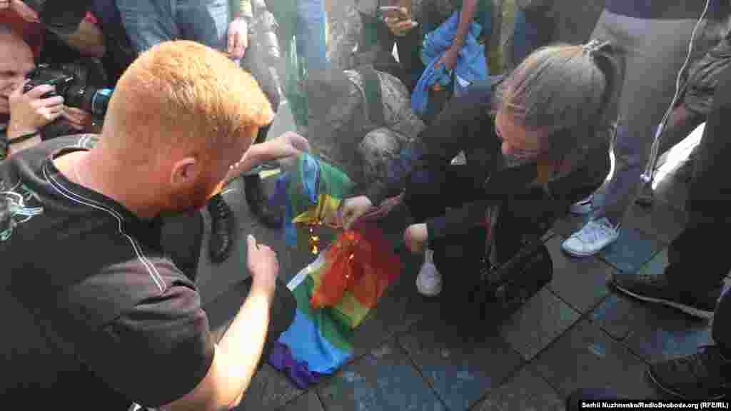 Antigay activists set fire to an LGBTI rainbow flag.