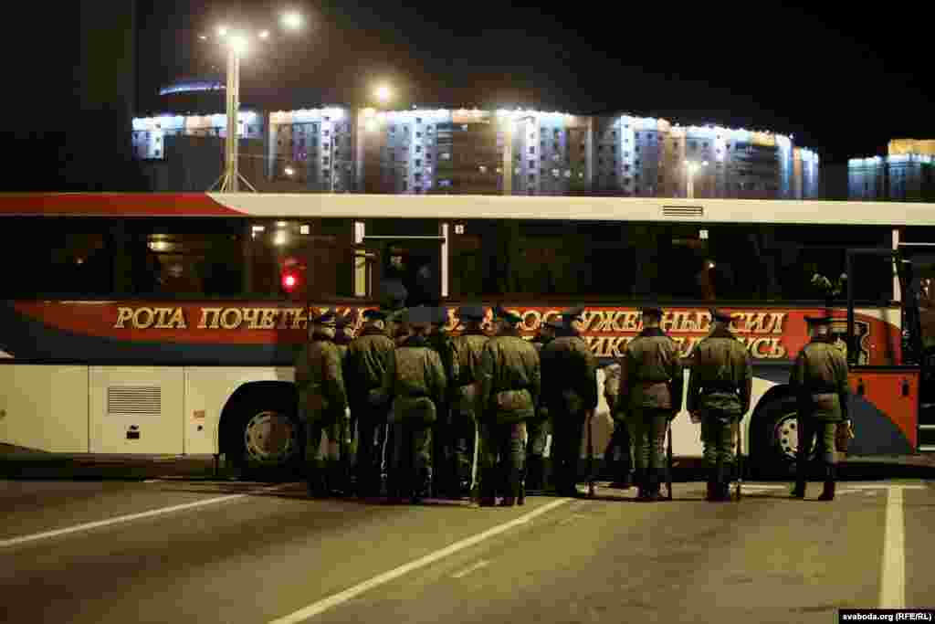 Soldiers pack into buses to leave the rehearsal area.