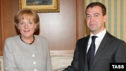 Russian President Dmitry Medvedev (right) and German Chancellor Angela Merkel in Sochi