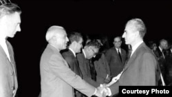 Kohzad (second left) shakes hands with the Shah of Iran, Reza Pahlavi.