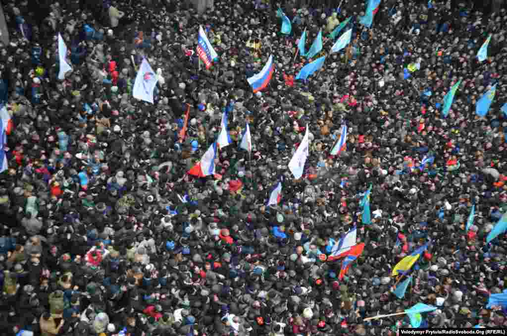 Pro-Russian and pro-Ukrainian crowds jammed the plaza in front the Crimean parliament.